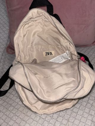 Mochila pequeña beige con detalles rosa