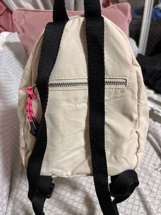 Mochila pequeña beige con detalles rosa