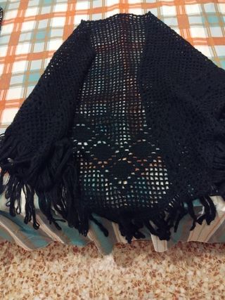 Poncho nero lavorato a maglia