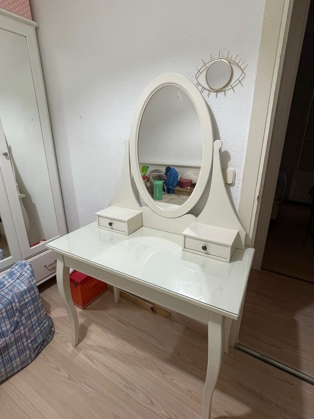 Tocador blanco con espejo ovalado