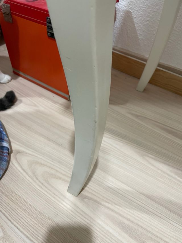 Tocador blanco con espejo ovalado