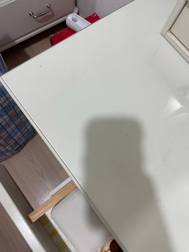 Tocador blanco con espejo ovalado