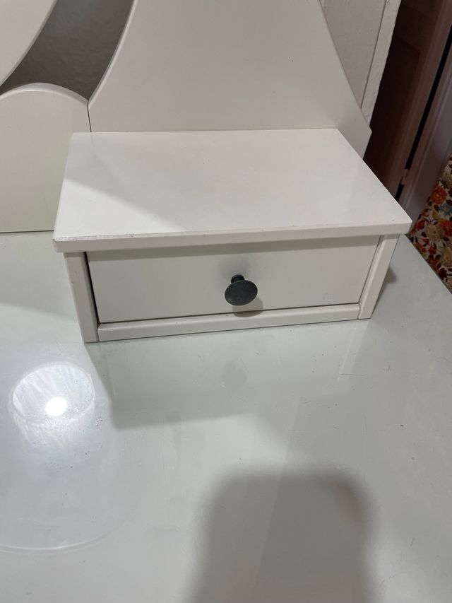 Tocador blanco con espejo ovalado