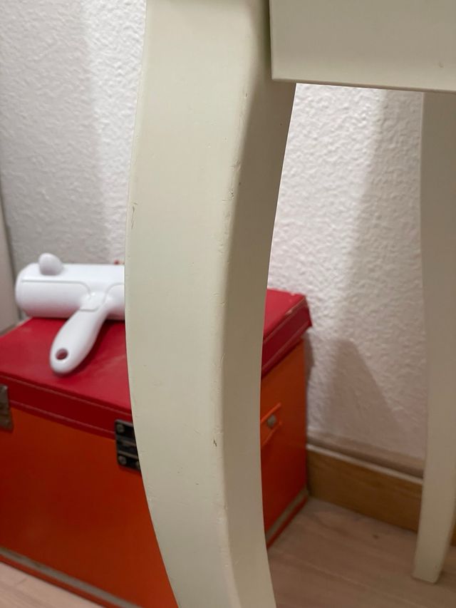 Tocador blanco con espejo ovalado