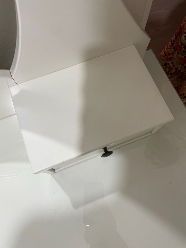 Tocador blanco con espejo ovalado