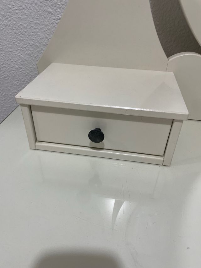 Tocador blanco con espejo ovalado