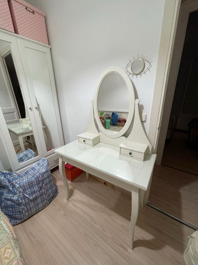 Tocador blanco con espejo ovalado