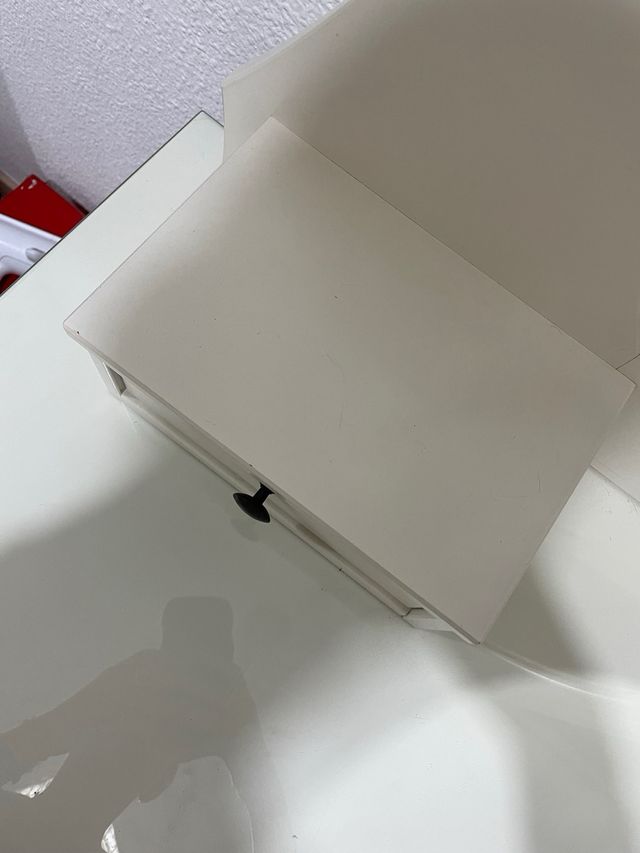 Tocador blanco con espejo ovalado