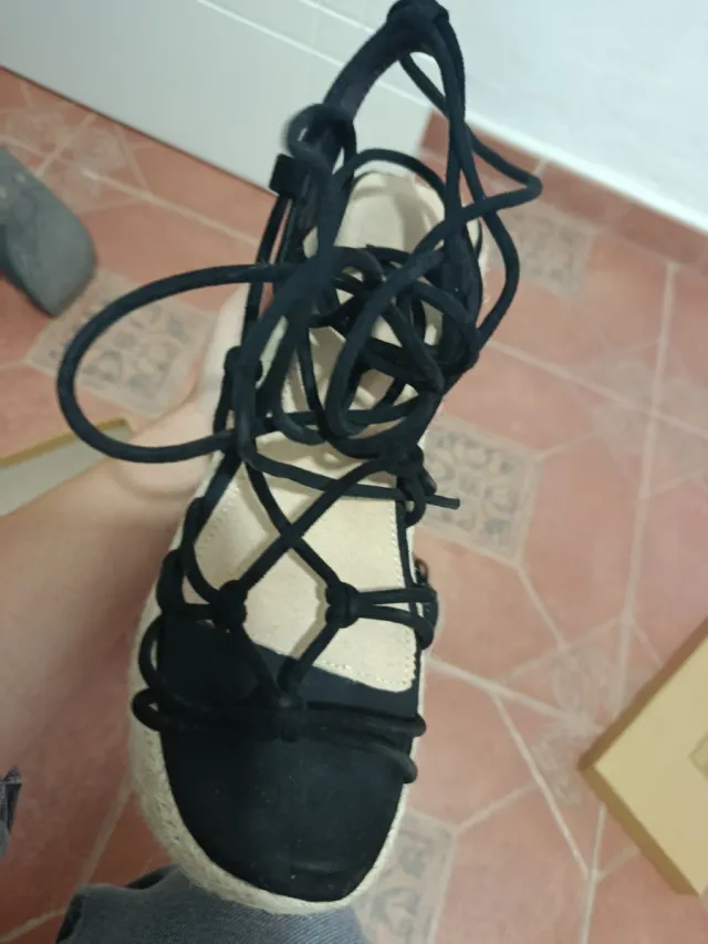 Cuñas negras con cordones talla 38