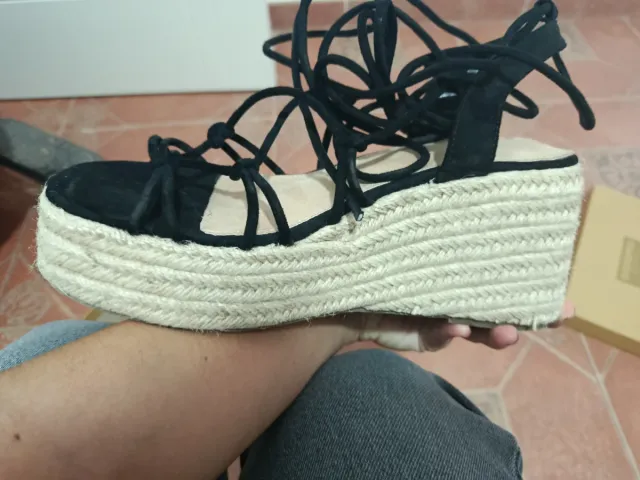 Cuñas negras con cordones talla 38