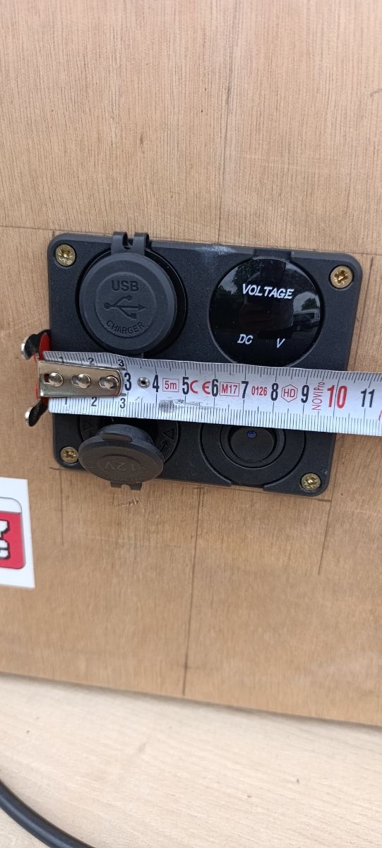 Panel 12V con Doble USB y Voltímetro