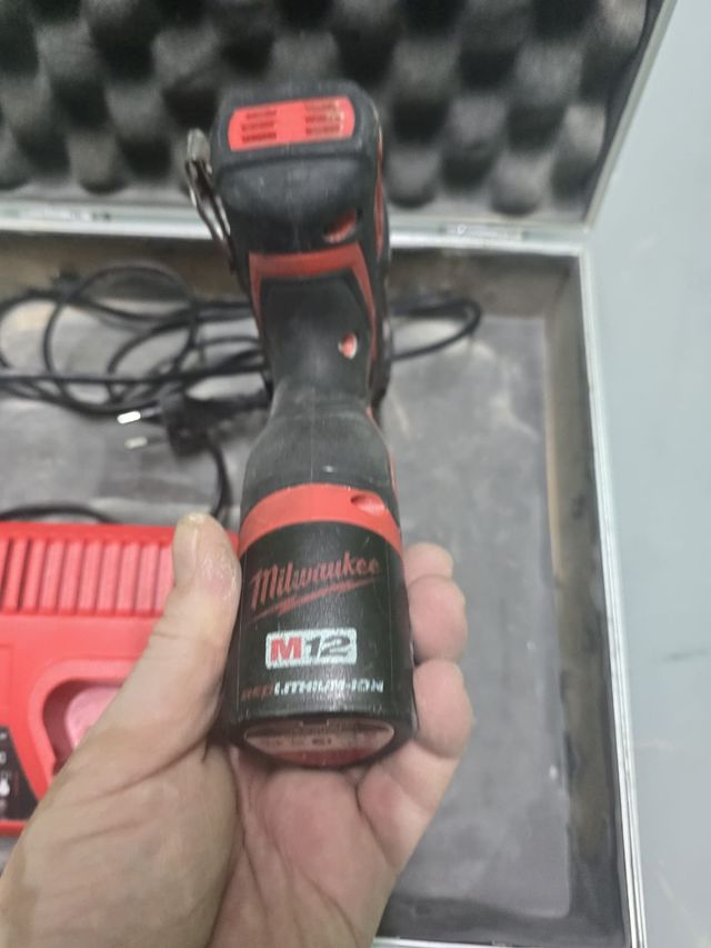ATORNILLADOR/Taladro Milwaukee M12 con cargador