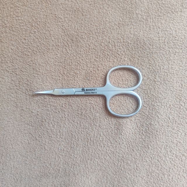 Tijeras cutícula uñas y cejas profesional