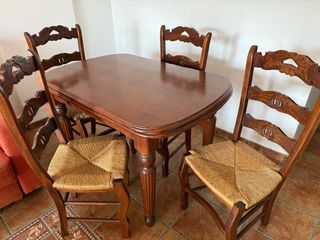 Mesa extensible y 4 sillas de madera