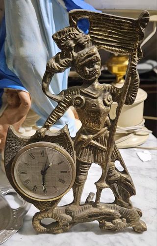 Reloj antiguo de bronce con figura