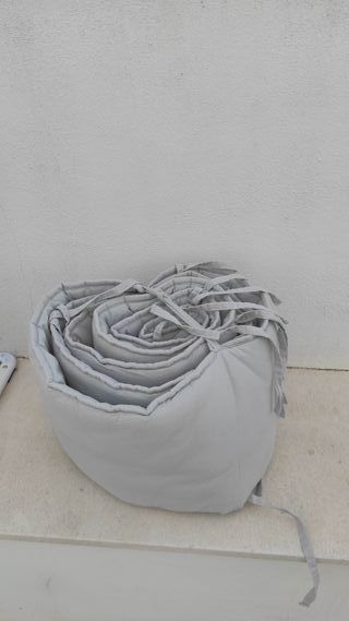 Protector de cuna chichonera gris