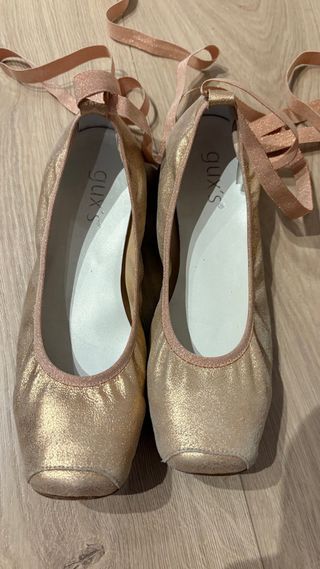 Zapatos de ballet dorados y rosas