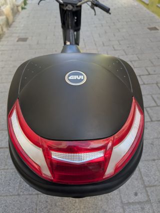 Derbi moto con baúl