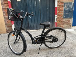 Bicicleta de paseo negra con cesta