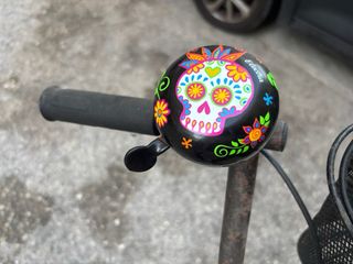 Bicicleta de paseo negra con cesta