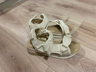 Sandalias Beige y Blancas