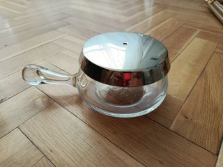 Jarra de cristal con tapa metálica. Escupidera