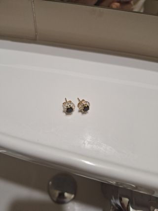 Pendientes negros y dorados