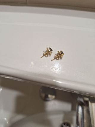 Pendientes negros y dorados