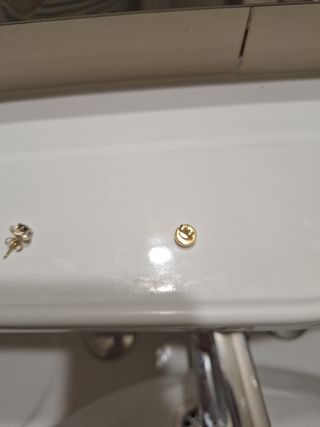 Pendientes negros y dorados