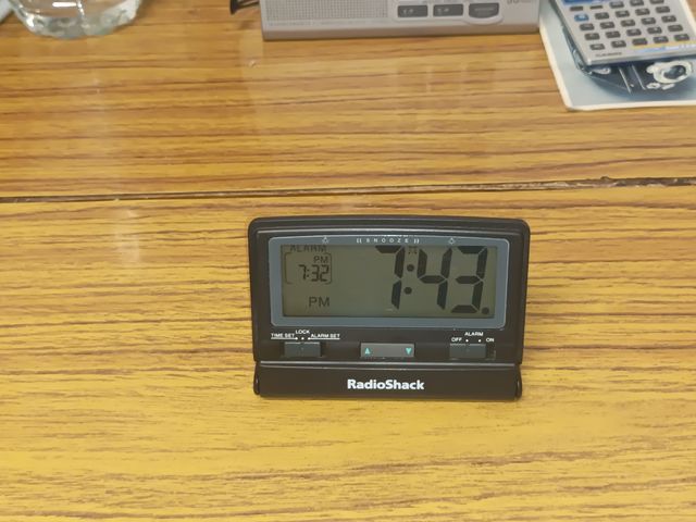 RADIOSHACK MINI RELOJ DESPERTADOR NEGRO