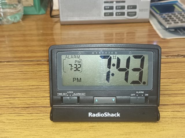 RADIOSHACK MINI RELOJ DESPERTADOR NEGRO