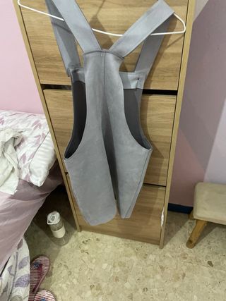 Peto gris con bolsillos