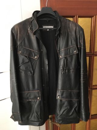 Gabardina de cuero negra

Tlf:678045732