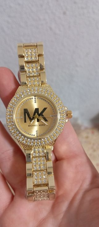 Reloj dorado con Cristales