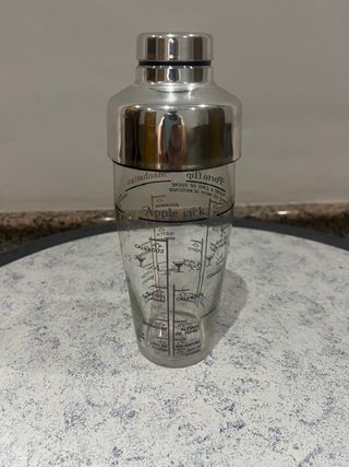 Coctelera de cristal con medidor