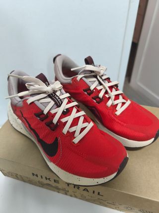 Zapatillas Nike Trail Running Rojas, sin estrenar.