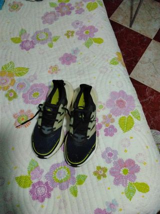 Zapatillas Adidas Negras y Amarillas