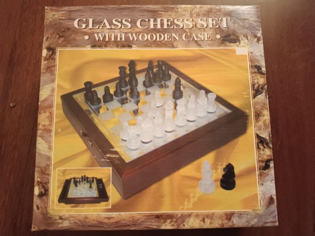 Scacchi in cristallo con custodia