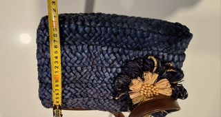 Bolso de rafia azul con flor