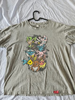 Camiseta Pokémon Eevee y Evoluciones Gris
