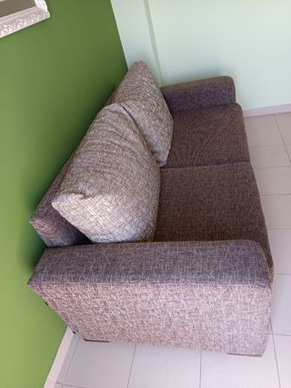 Sofá casi nuevo de tela beige y marrón