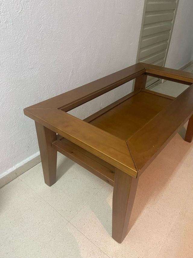 Mesa baja de madera con cristal