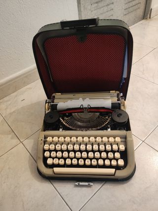 Máquina de escribir antigua maletín