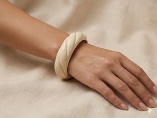 Bracciale rigido beige con design a spirale