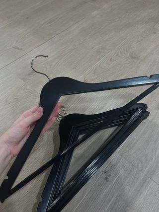 5 Perchas Negras de madera