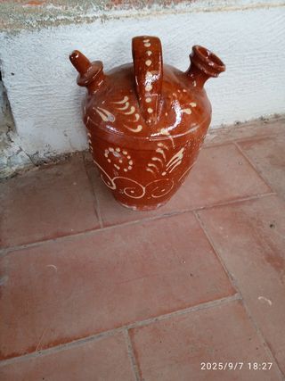 Botijo de barro decorado