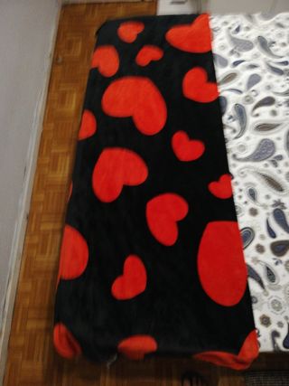 Manta de sofá con corazones rojos