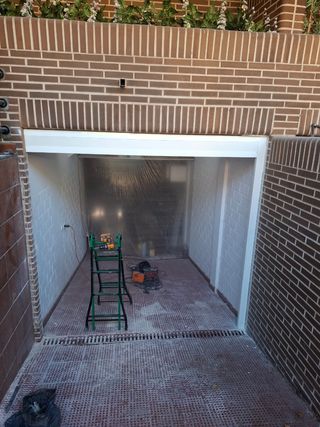 Puerta de garaje seccional automática