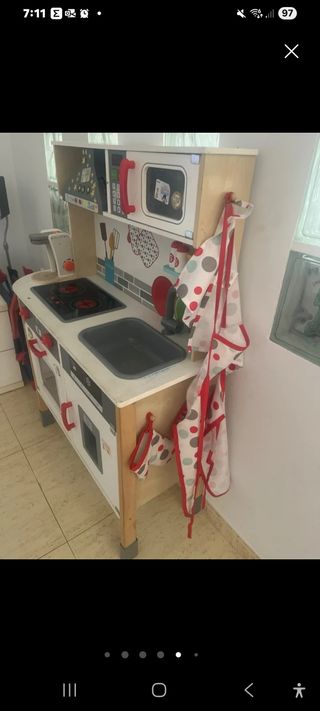 Cocinita de madera con accesorios