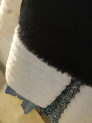 Giacca pelliccia sintetica bianca con dettagli oro